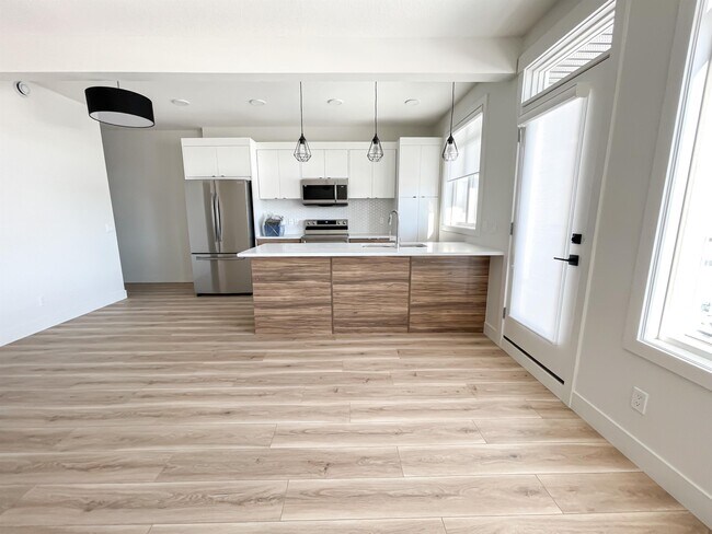 10060-10046 46 St NE in Calgary, AB - Building Photo - Building Photo
