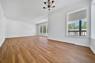 504 N Magnolia Dr in Conroe, TX - Foto de edificio - Building Photo