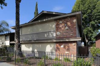 7713 Milton Ave in Whittier, CA - Foto de edificio - Building Photo