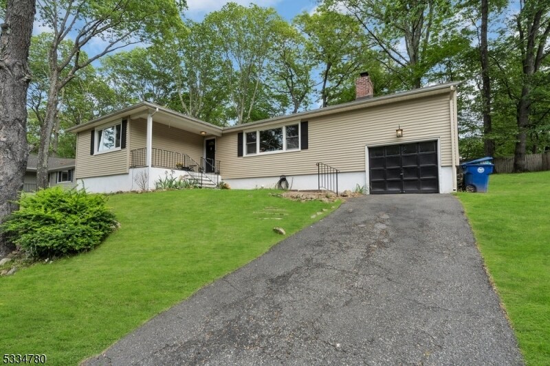 130 Hillcrest Ave in Morristown, NJ - Building Photo