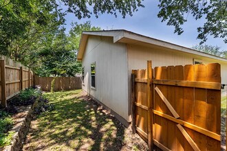 8719 Davis Oaks Trl in Austin, TX - Foto de edificio - Building Photo