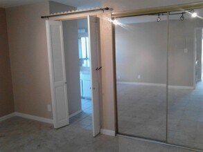 101 W Olive Ave in La Habra, CA - Foto de edificio - Building Photo