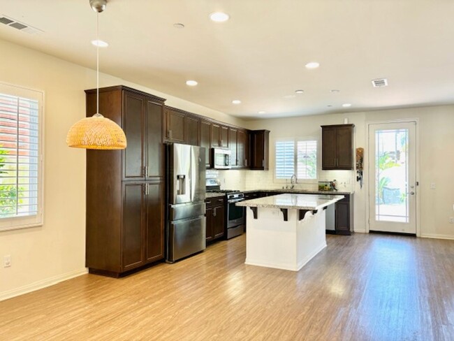 561 Whalen Way in Oxnard, CA - Building Photo - Building Photo