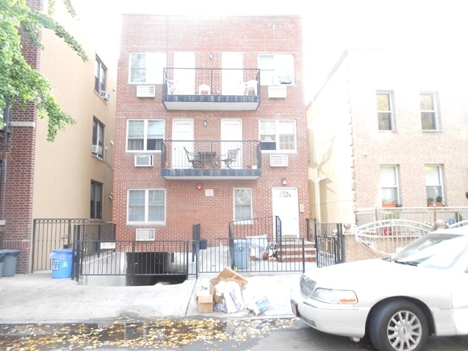 2527 35th St in Astoria, NY - Foto de edificio