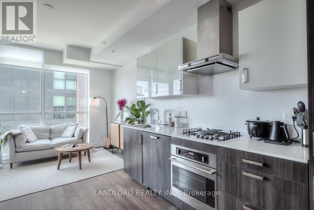 36-436 Howard Park Ave in Toronto, ON - Building Photo