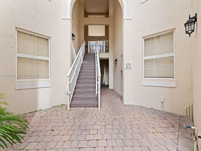 11603 NW 89th St in Doral, FL - Foto de edificio - Building Photo