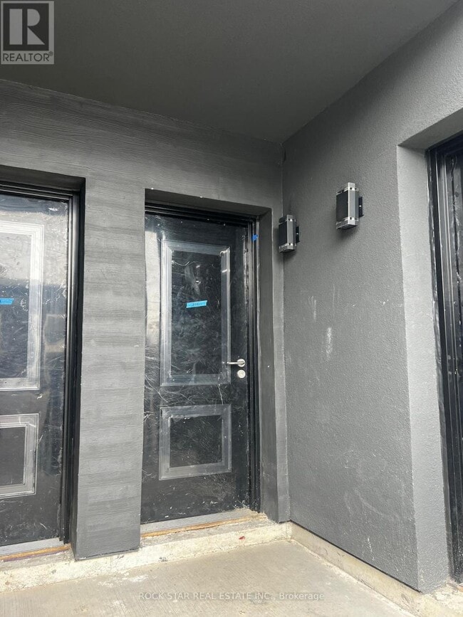 6638 McLeod Rd in Niagara Falls, ON - Building Photo - Building Photo