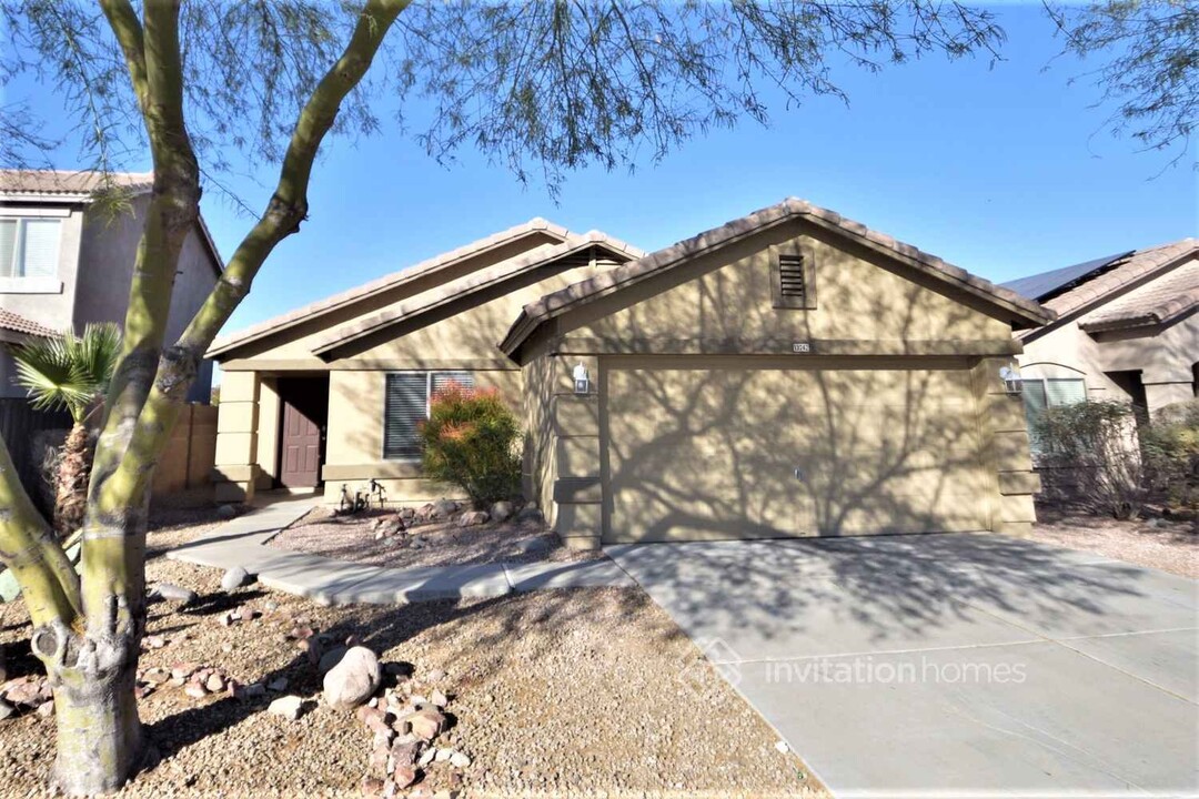 13742 W Peck Dr in Litchfield Park, AZ - Foto de edificio