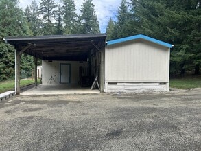 561 E Colonel Wright Rd in Shelton, WA - Foto de edificio - Building Photo