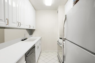 220 E 60th St in New York, NY - Building Photo - Building Photo