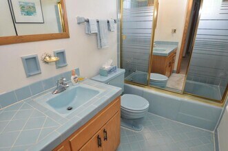 7134 W Lakefield Dr, Unit #1 in Milwaukee, WI - Foto de edificio - Building Photo