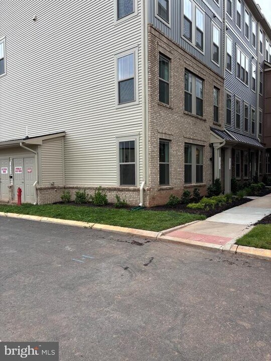1013B Mays Ln in Manassas Park, VA - Building Photo