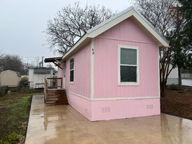 5215 Crestway Rd in Windcrest, TX - Building Photo