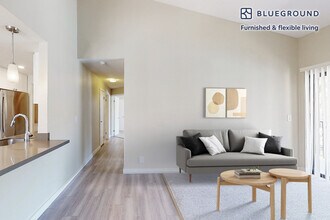 7205 Charmant Dr in San Diego, CA - Foto de edificio - Building Photo