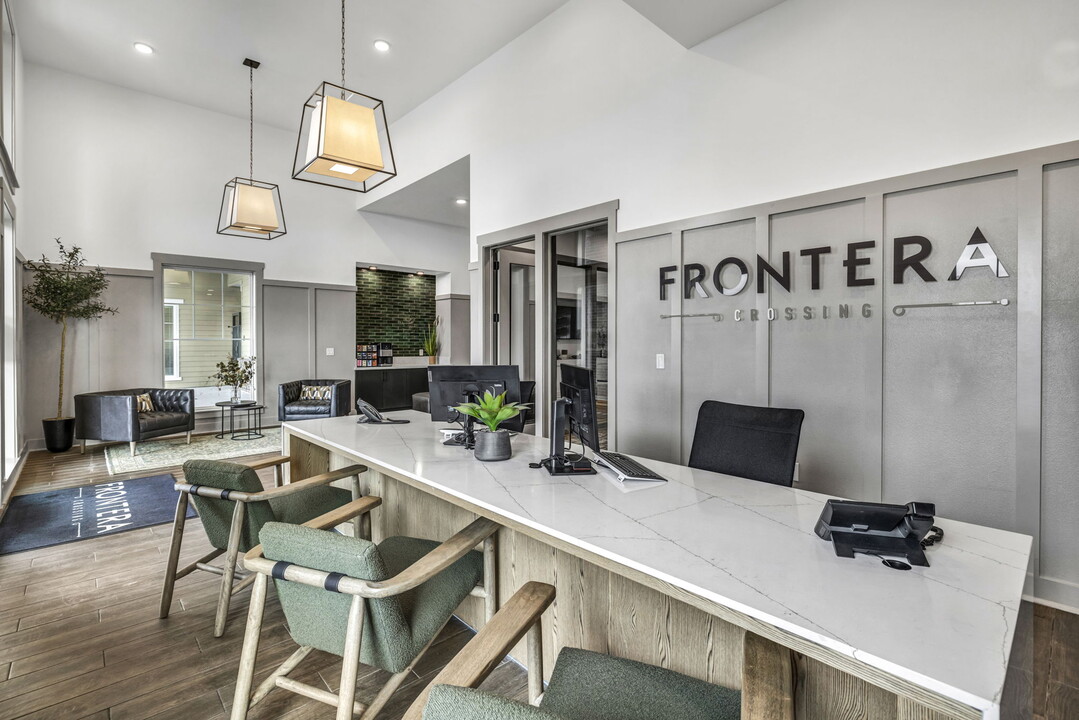 Frontera Crossing in Von Ormy, TX - Foto de edificio