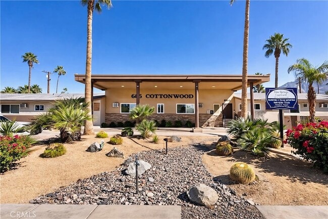 685 E Vista Chino, Unit H in Palm Springs, CA - Foto de edificio - Building Photo
