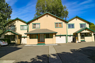 1404 Slater St in Santa Rosa, CA - Building Photo - Building Photo