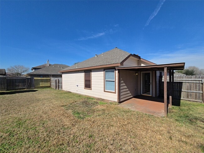 5006 Mill Creek Dr in Baytown, TX - Foto de edificio - Building Photo