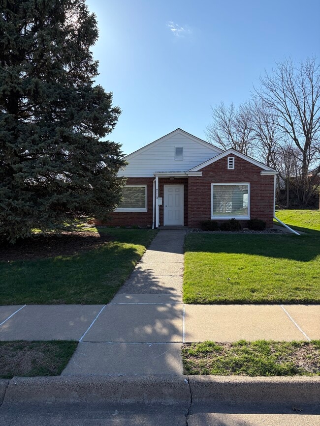 2113 Broadlawn Rd in Dubuque, IA - Building Photo - Building Photo