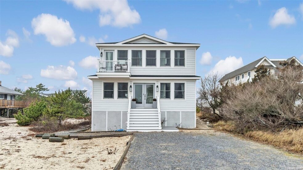 800 Dune Rd in Westhampton Beach, NY - Building Photo