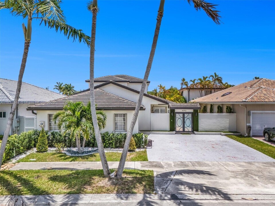 14793 NW 87th Pl in Miami Lakes, FL - Building Photo