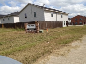 Pine Landing Townhomes in Houston, TX - Building Photo - Building Photo