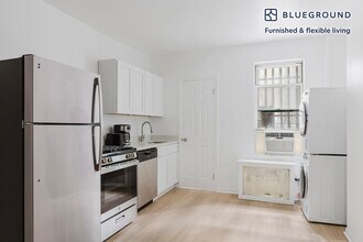 327 E 10th St in New York, NY - Building Photo - Building Photo