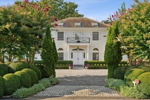 31 Terry Ct in Southampton, NY - Building Photo