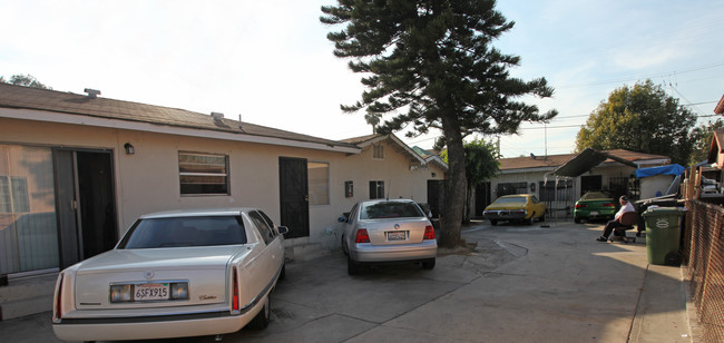 737-741 S Duncan Ave in Los Angeles, CA - Foto de edificio - Building Photo