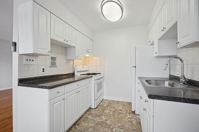 Longwood Manor in Philadelphia, PA - Building Photo - Building Photo