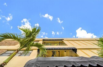 7845 NE Bayshore Ct in Miami, FL - Building Photo - Building Photo
