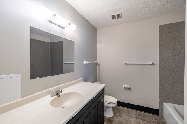 Williamsburg Apartments in Omaha, NE - Building Photo - Interior Photo