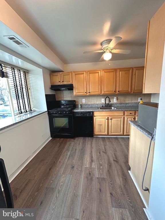 2328 Sun Valley Cir in Silver Spring, MD - Foto de edificio - Building Photo