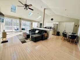 165 Stockbridge Rd in Lee, MA - Building Photo