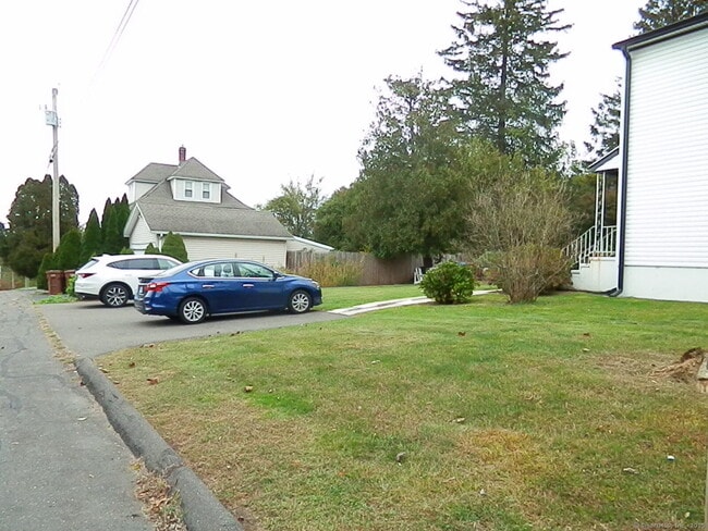 49 Fort Hill Ave in Shelton, CT - Building Photo - Building Photo