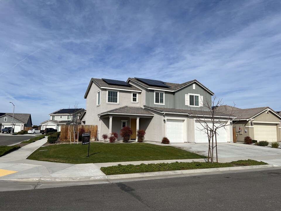 15520 Donostia St in Bakersfield, CA - Building Photo