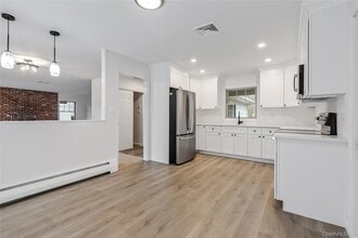 44 Sycamore Cir in Stony Brook, NY - Building Photo - Building Photo