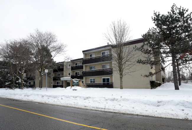 Westmont Court in Kitchener, ON - Building Photo - Building Photo