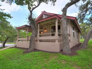 154 Woodcreek Dr in Wimberley, TX - Foto de edificio - Building Photo