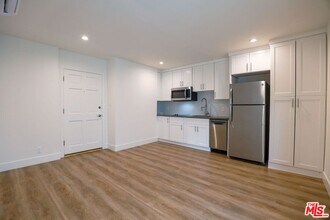 11825 Goshen Ave in Los Angeles, CA - Building Photo - Building Photo