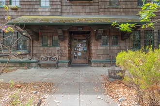 Cloyne Court in Berkeley, CA - Foto de edificio - Building Photo