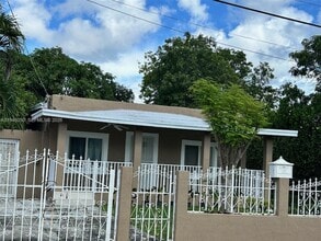 261 NW 49th St in Miami, FL - Foto de edificio - Building Photo