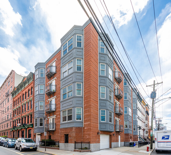 163 Newark St in Hoboken, NJ - Building Photo - Building Photo