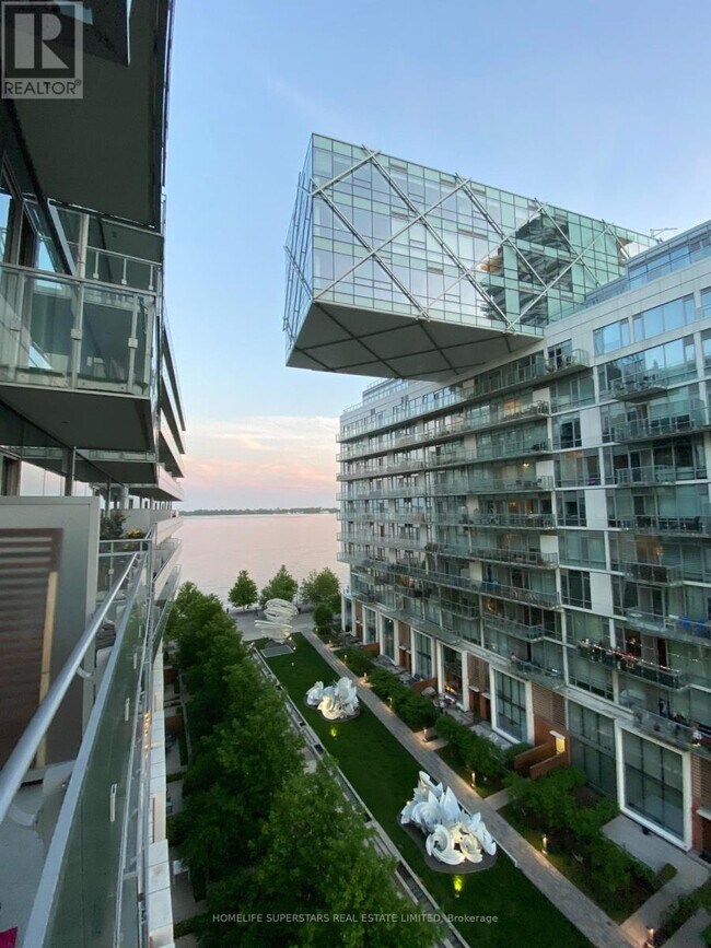 39 Queens Quay E in Toronto, ON - Building Photo - Building Photo