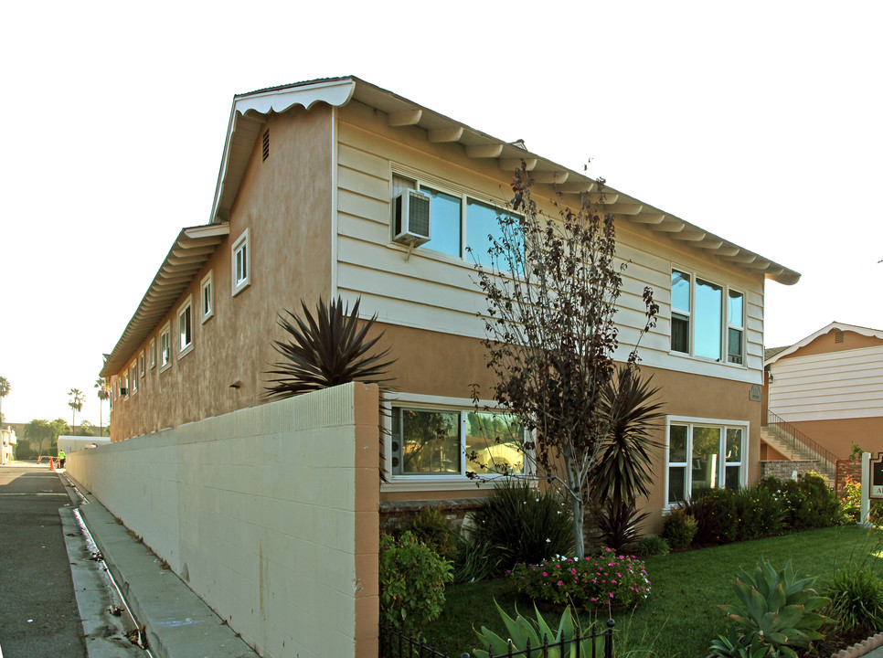 Lemon Breeze Apartments in Anaheim, CA - Building Photo