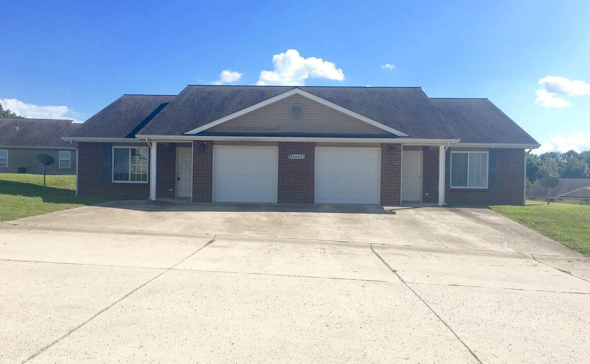 15543 Trailside Ln in St. Robert, MO - Building Photo