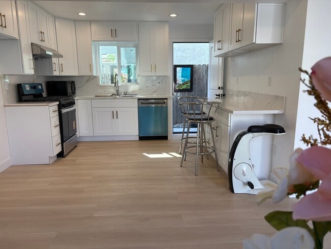 2221 Alabama St, Unit # 4 in Huntington Beach, CA - Foto de edificio - Building Photo