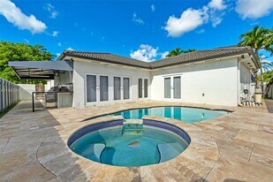 14813 NW 87th Pl in Hialeah, FL - Building Photo