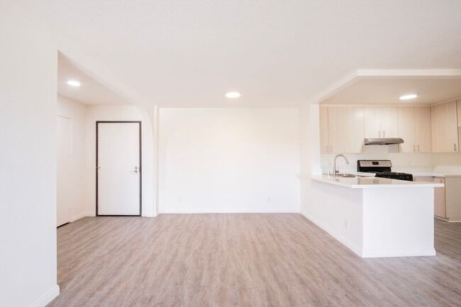 10020 Zelzah Ave in Los Angeles, CA - Building Photo - Building Photo