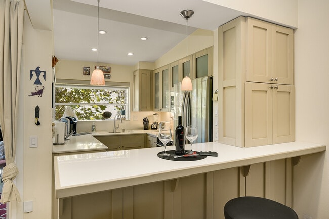 8840 Villa La Jolla Dr in San Diego, CA - Building Photo - Building Photo
